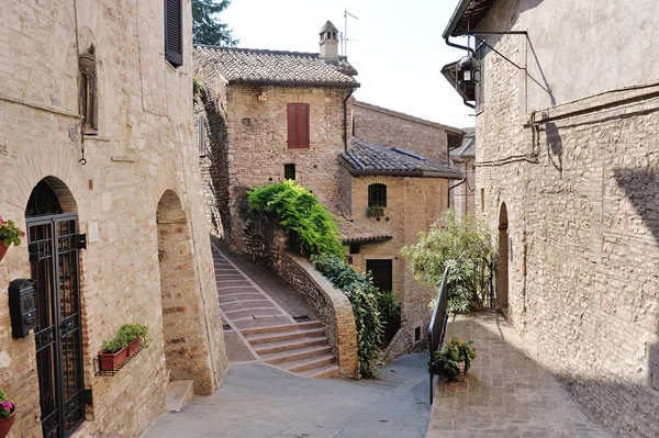 Rue médiévale dans la colline italienne ville d'Assise . — Photo