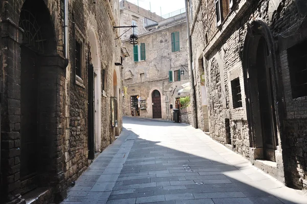 Mittelalterliche straße in der italienischen hügelstadt assisi. — Stockfoto