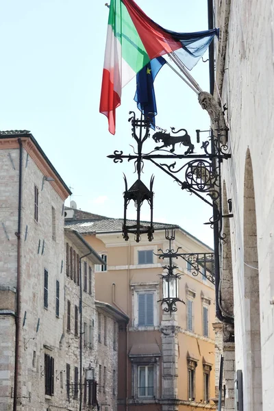 Middeleeuwse straat in de stad van de Italiaanse heuvel van assisi. — Stockfoto