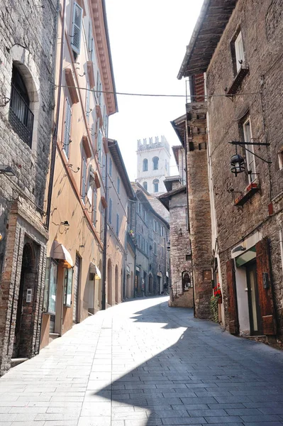 Mittelalterliche straße in der italienischen hügelstadt assisi. — Stockfoto