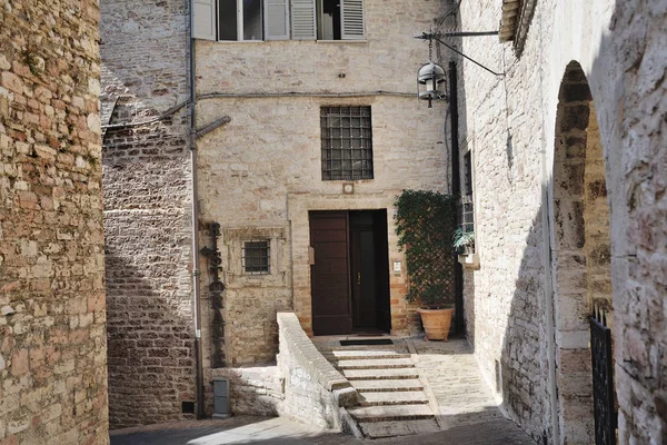 Mittelalterliche straße in der italienischen hügelstadt assisi. — Stockfoto