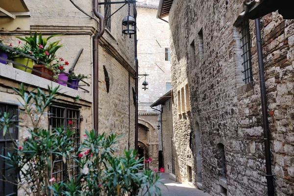 Strada medievale nella città collinare italiana di Assisi . — Foto Stock