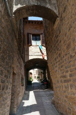 Bea tarihi merkezi geleneksel İtalyan Ortaçağ sokakta