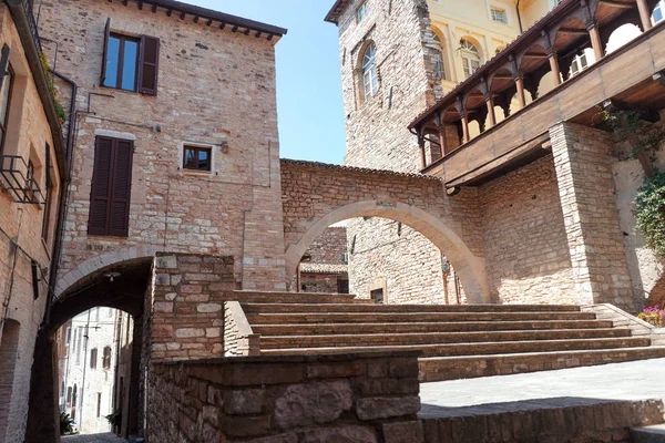 Het traditionele Italiaanse middeleeuwse historische centrum van de prachtige li — Stockfoto