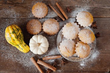 Dekoratif pumpkins, ahşap zemin üzerine tarçın ve lezzetli kek