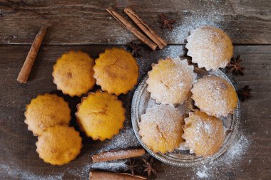 Ahşap zemin üzerine ev yapımı tatlı çörek