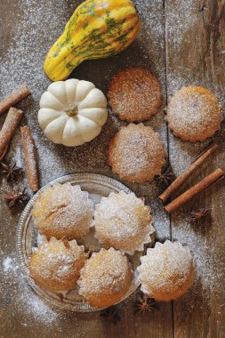 Tatlı pasta, dekoratif kabak, tarçın ve krema şeker ahşap arka plan üzerinde