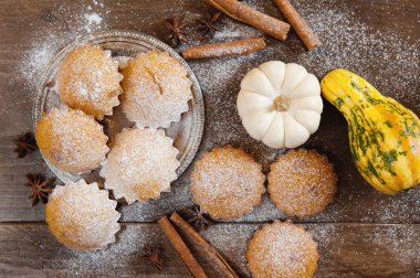 Tarçın ve dekoratif kabak ile ev yapımı Fırında kek