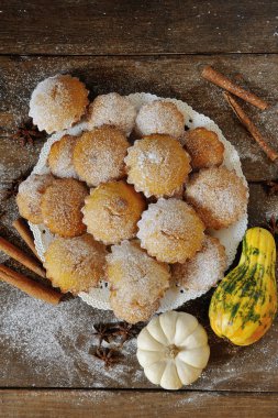 Kabak kek, tarçın ve dekoratif kabak ahşap arka plan üzerinde