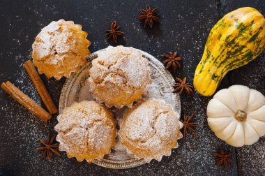 Güzel dekoratif kabaklar ve tatlı ev yapımı küçük kekler