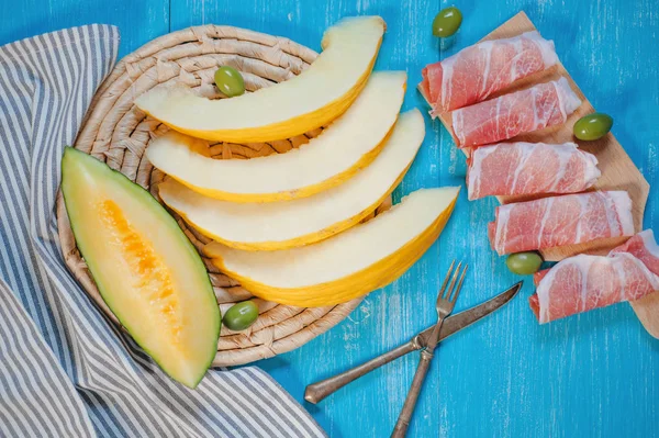 Arrancador italiano melón melón, jamón de parma y aceitunas — Foto de Stock