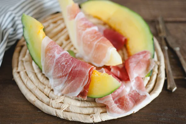 Presunto e melão delicioso aperitivo - comida italiana — Fotografia de Stock