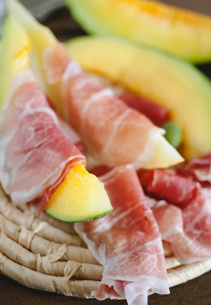 Aperitivo italiano - melón fresco y delicioso jamón de parma — Foto de Stock