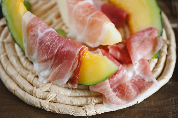 Cantaloupemelon och italiensk skinka segment — Stockfoto