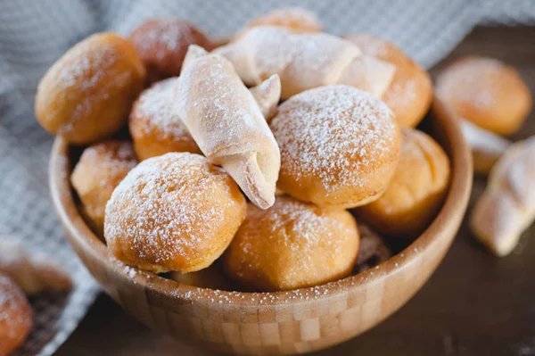 Dolce muffin rotondo ricoperto di zucchero a velo in una ciotola — Foto Stock