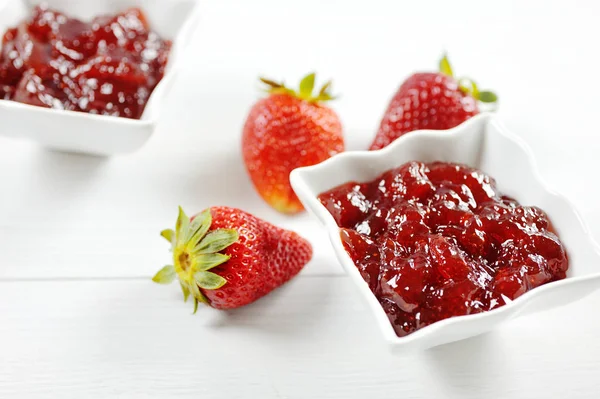 Fruta y mermelada de fresas rojas — Foto de Stock