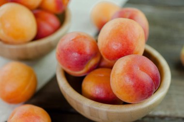 Olgun şeftali taze meyve bir kase