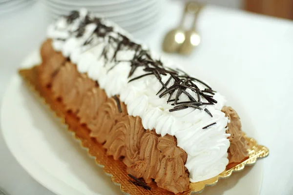 Шоколад, крем и ореховый торт — стоковое фото