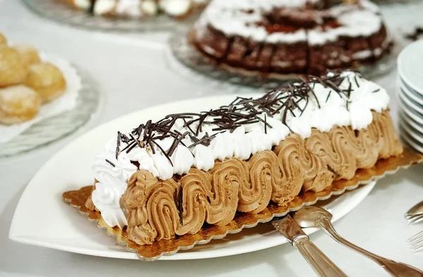 Крем и ореховый торт с кусочками шоколада — стоковое фото