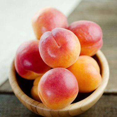 Olgun şeftali taze meyve bir kase