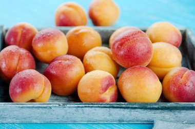 Şeftali lezzetli taze meyve sepet içinde