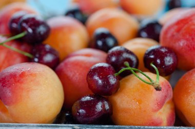 Şeftali ve kiraz taze tatlı meyve