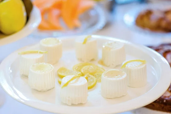 Queso blanco de ricotta en un plato —  Fotos de Stock