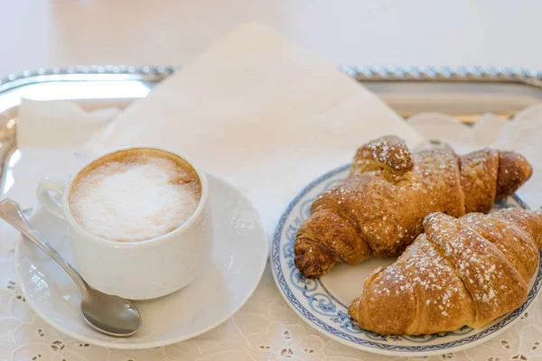 Kopje cappuccino koffie en croissant - Italiaans ontbijt — Stockfoto