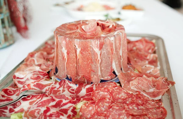 Deliciosos cortes frios fatiados presunto italiano e salame — Fotografia de Stock