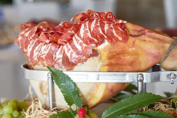 Smakelijke heerlijke ham jamon prosciutto crudo — Stockfoto