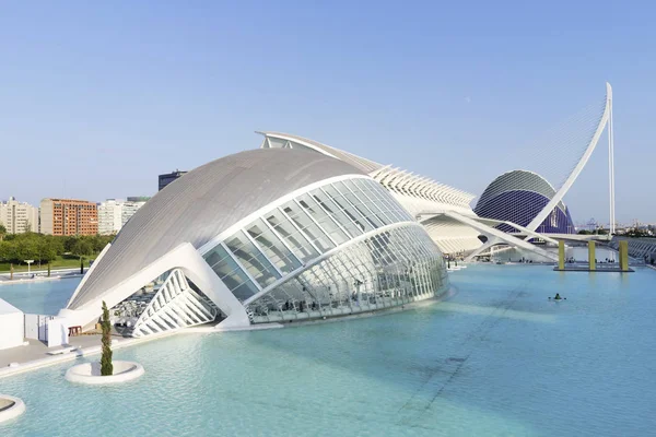 Valencia, Spanje, 15 oktober 2015 - Hemisferic futuristisch gebouw panoramisch uitzicht in de stad van kunst en Wetenschappen — Stockfoto