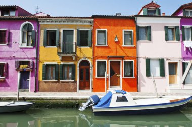 Venedik, Burano Adası, İtalya - karakteristik renkli binaların doğal görünüm ve kanal