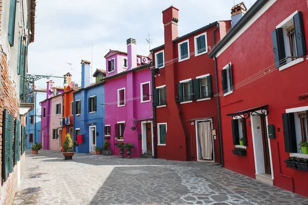 Burano ostrov, Benátky, Itálie - ulice s barevné domy — Stock fotografie