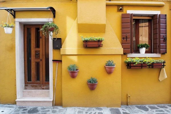 Characteristic yellow house in Burano island, Venice, Italy — Stock Photo, Image