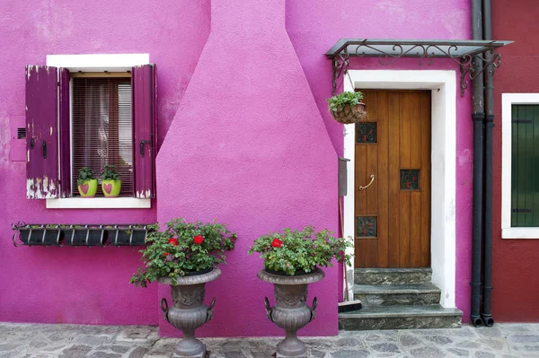 Burano ostrov, Benátky, Itálie - typické barevné dům v centru města — Stock fotografie