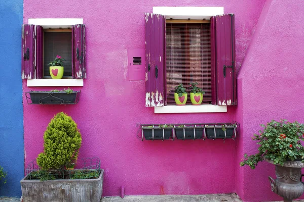 Façade violette à Burano île, Venise, Italie — Photo