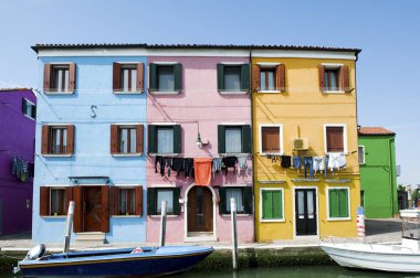 Burano Adası, Venice, İtalya - giyim asma renkli evleri