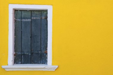 Sarı duvar ve ahşap pencere, Burano Adası, Venedik