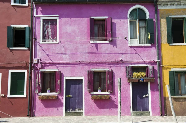 Casa roxa na ilha de Burano perto de Veneza, Itália — Fotografia de Stock