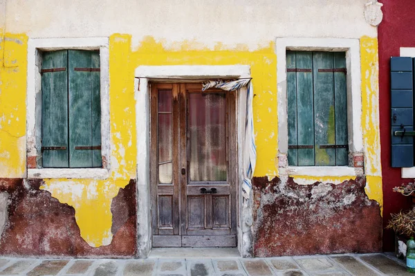 Ściana, drzwi i okna w domu na wyspie Burano, Wenecja, Włochy — Zdjęcie stockowe