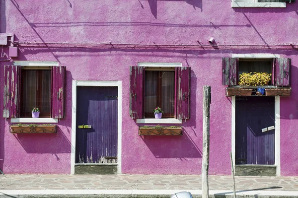 Fasádní okna a dveře domu v Burano v Benátské laguně, Benátky, Itálie — Stock fotografie