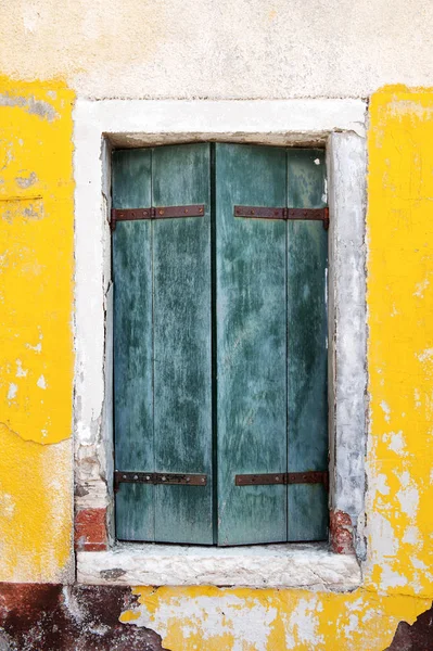 Vieille fenêtre en bois et mur jaune d'une maison dans l'île de Burano près de Venise, Italie — Photo