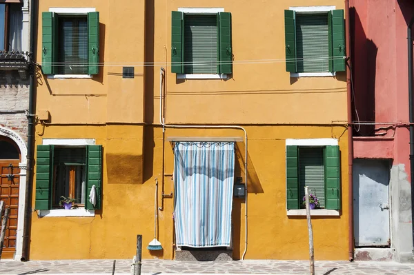 Ilha de Burano, Veneza, Itália - uma rua com casas coloridas — Fotografia de Stock
