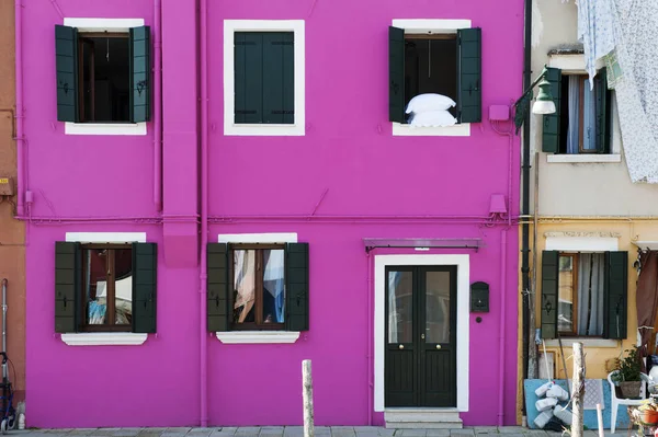 Hus fasad färg lila i Burano, ö i venetianska lagunen känd för sina färgglada byggnader — Stockfoto