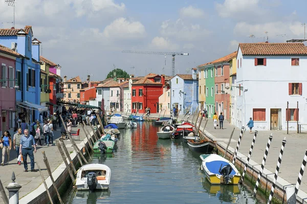 Burano, Venetië, Italië: Uitzicht op het kanaal en kleurrijke huizen typerend voor dit eiland gelegen in de Venetiaanse lagune — Stockfoto