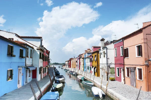 Burano eiland, Italië - prachtig uitzicht op een straat met kleurrijke huizen en kanaal. Venetië briefkaart — Stockfoto