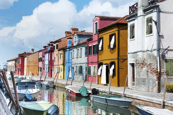 Ulica z kolorowych budynków i kanał w wyspę Burano, Wenecja, Włochy — Zdjęcie stockowe
