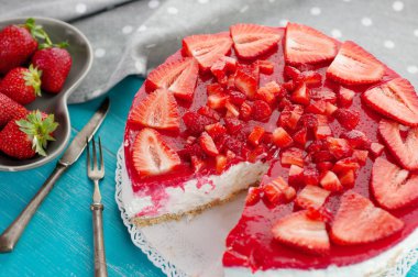 Tatlı kek çilek lezzetli kırmızı meyve ile yapılmış