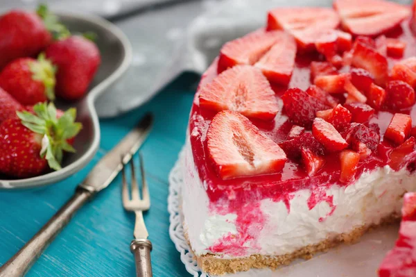 Десертный клубничный торт с вилкой и ножом — стоковое фото