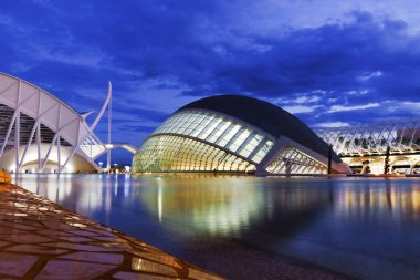 Hemisferic gece görünümünde şehir sanat ve bilim, Valencia, İspanya bina modern